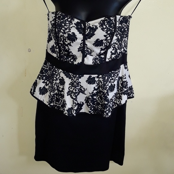Dresses & Skirts - Fashion Magazine brand strapless dress.